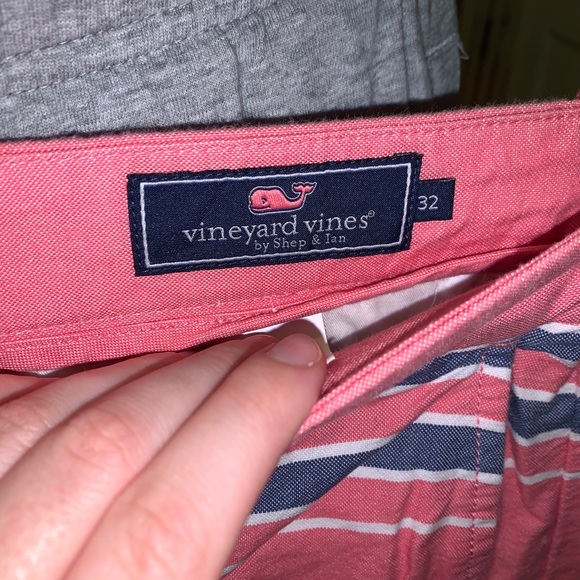 Men’s Vineyard Vines shorts! Size 32 - Picture 3 of 3